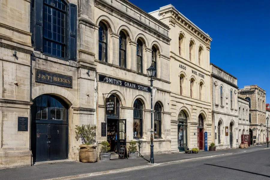 Voormalige graan- en wolpakhuizen staan langs Harbour Street in Oamaru’s Victorian Precinct.