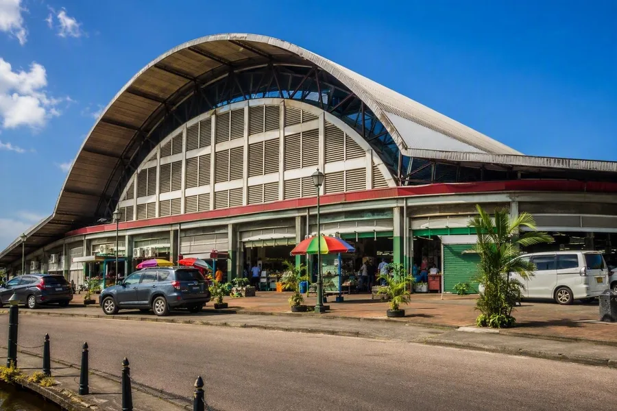 De brede hal van de Centrale Markt staat aan de Waterkant onder haar gebogen kap.