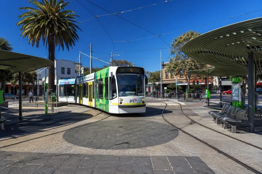 Tram 96 wisselt van rijrichting bij de eindhalte aan Belford Street in Acland Street.