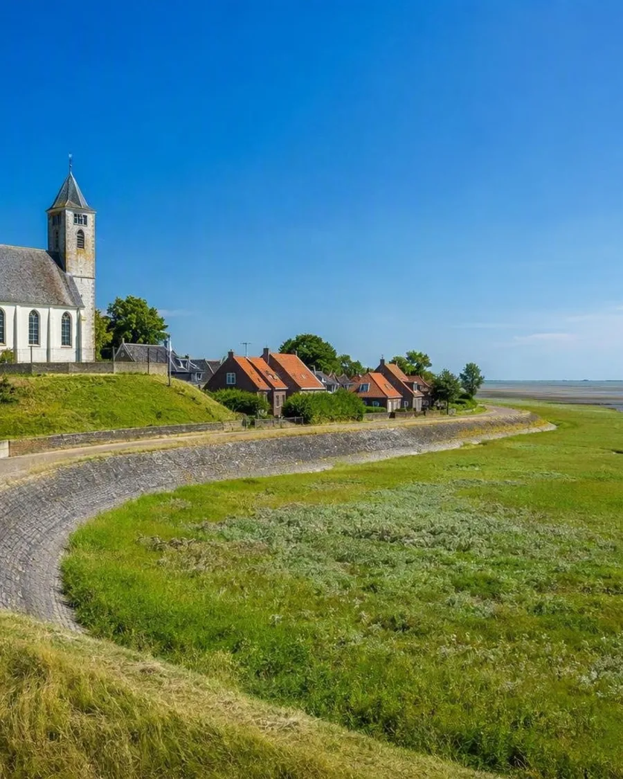 Van de hoogste terp naar de dijk bij Wierum