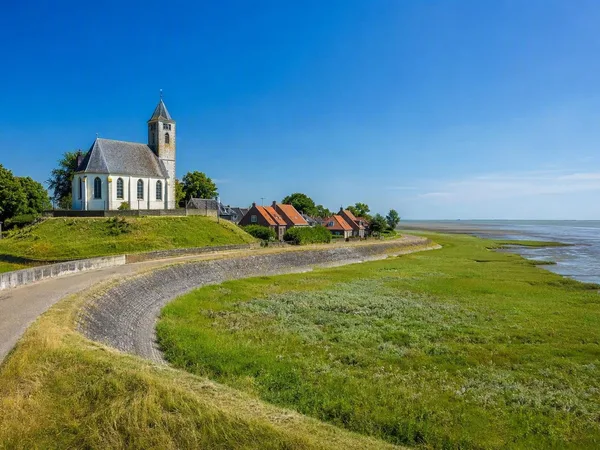 Van de hoogste terp naar de dijk bij Wierum
