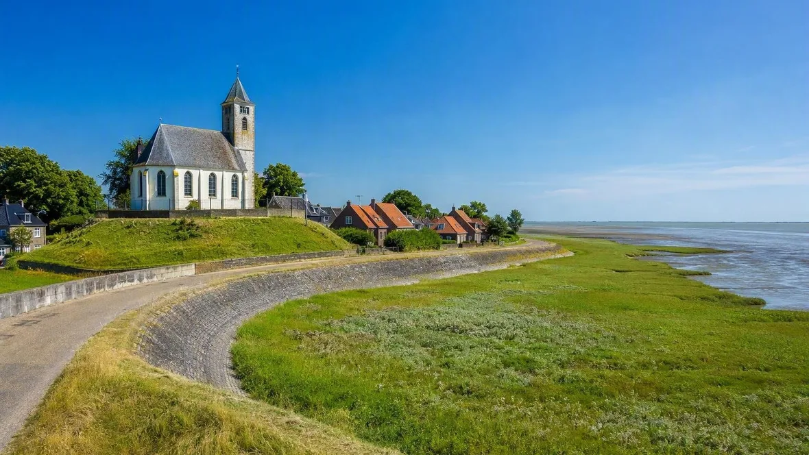 Van de hoogste terp naar de dijk bij Wierum