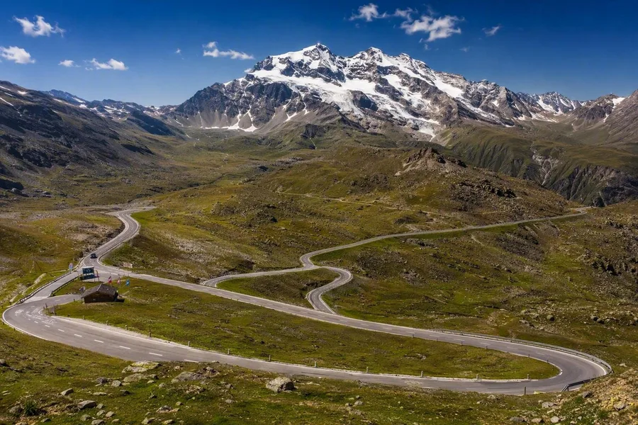 De Grossglockner Hochalpenstrasse slingert door alpien terrein onder de Grossglockner bij Fuscher Törl.