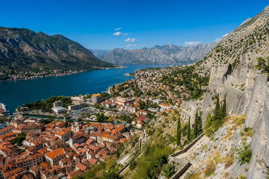 De oude stad, baai en hellingvestingen van Kotor liggen in één direct beeld.