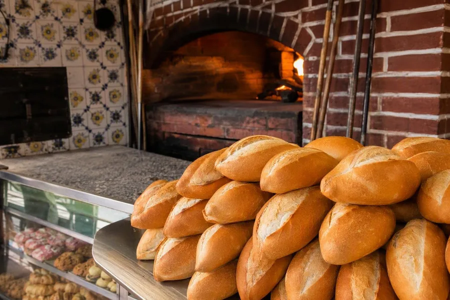 Korstige bolillos liggen op de toonbank bij La Montañesa in Tlalpan Centro.