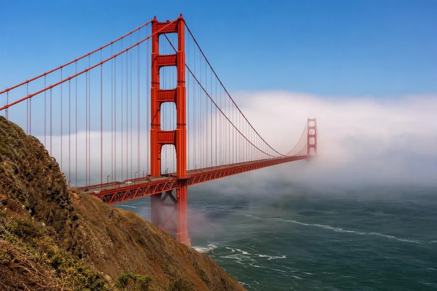De International Orange-torens en het dek komen tevoorschijn uit mist bij de ingang van de Baai van San Francisco.