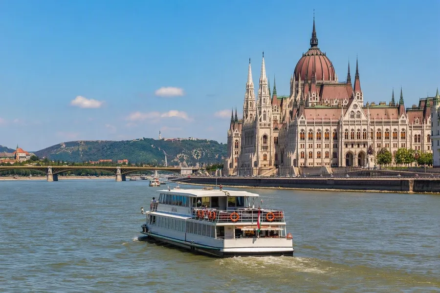 Een centrale Donauvaart toont het Parlement, bruggen en de oplopende heuvels van Boeda.