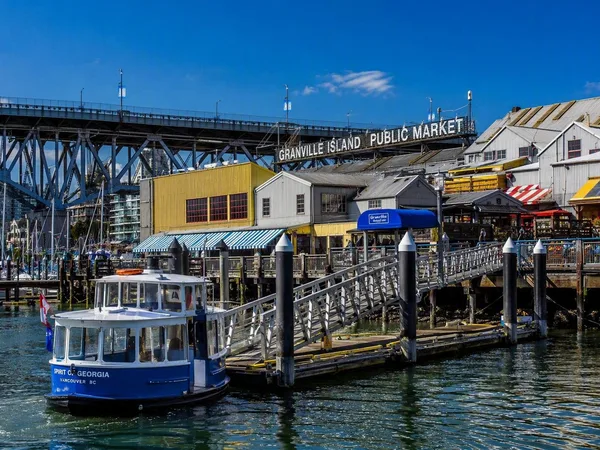 Granville Island tussen markthal en werfkade
