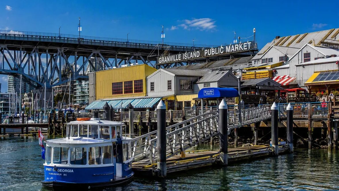 Granville Island tussen markthal en werfkade