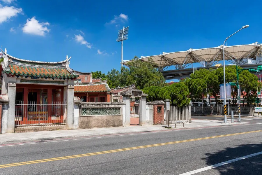 De lage Tempel van de Vijf Bijvrouwen staat tegenover het honkbalstadion van Tainan.