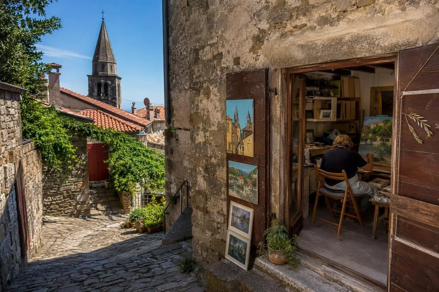 Kunstenaars werken in ateliers in oude stenen huizen in Grožnjan, Kroatië.