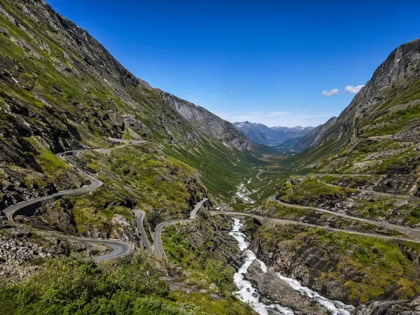 Acht autoroutes waarop het landschap de snelheid bepaalt