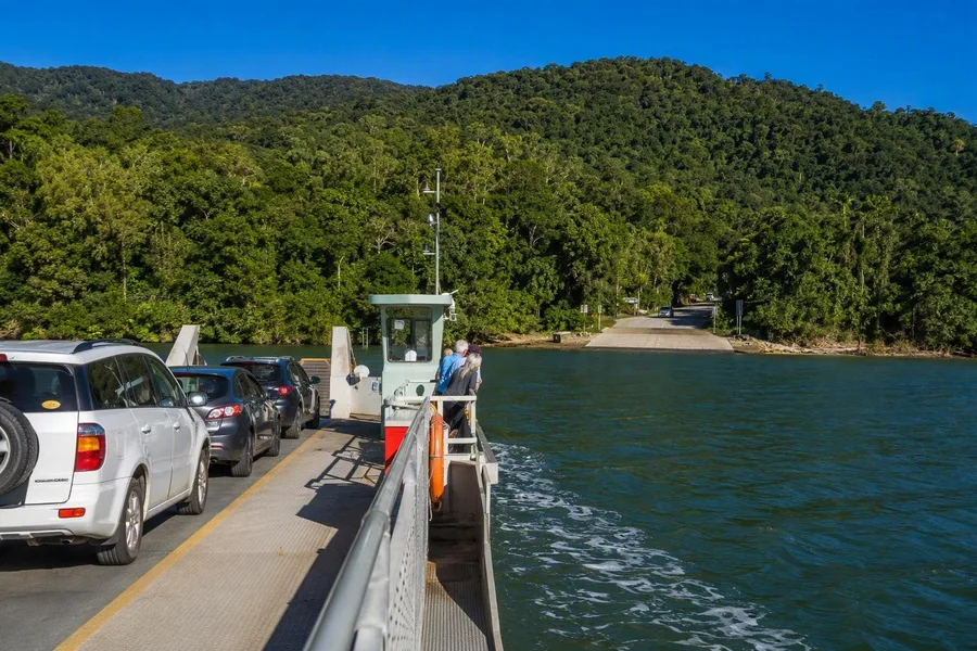 De Daintree Ferry zet voertuigen en voetpassagiers over de Daintree River.