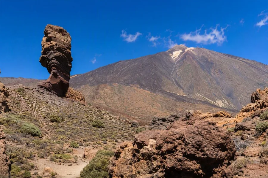 Basalt, lavavelden en de geërodeerde Roques de García in Nationaal Park Teide.