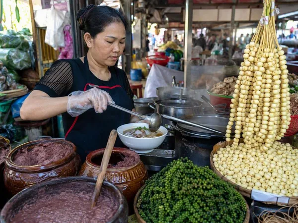 Van mosselrijst tot pauwenloempia: eten in Huế