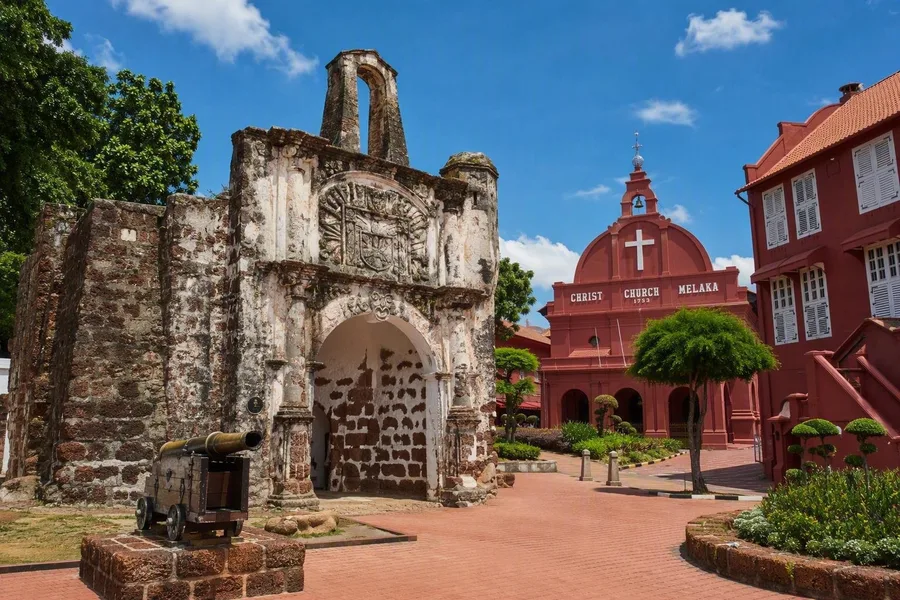 Porta de Santiago staat dicht bij het zalmrode Stadthuys en Christ Church in Melaka.