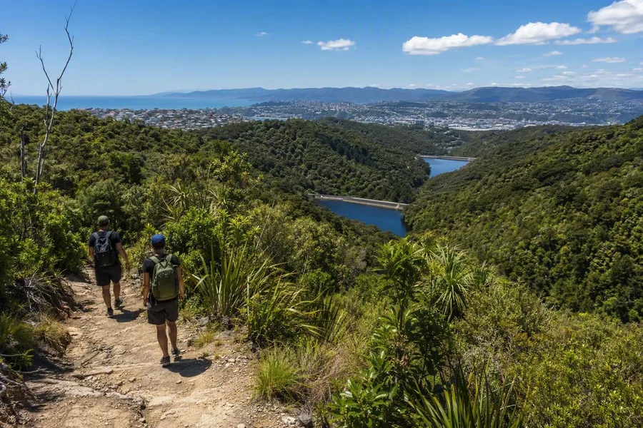Bezoekers lopen boven de Upper Dam en kijken uit over de reservoirs richting Wellington.