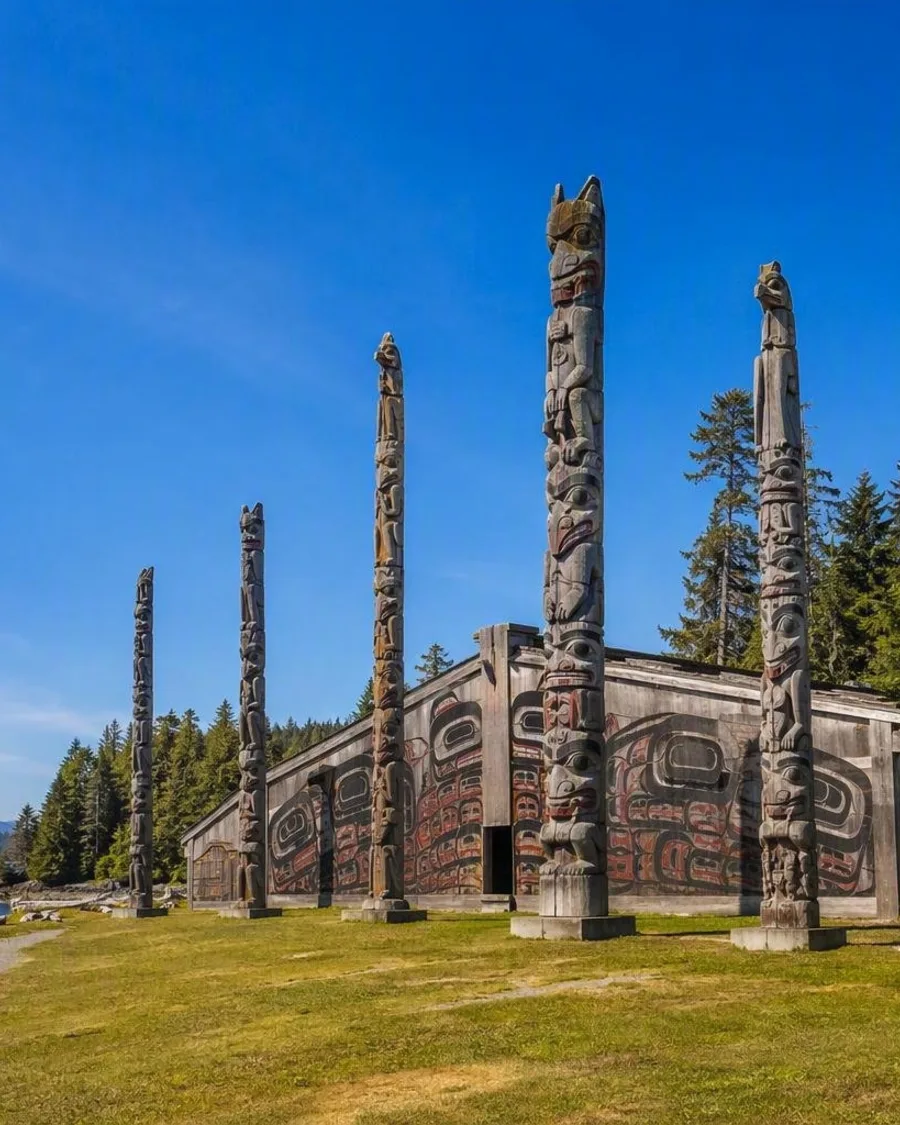 Haida Gwaii begint bij de palen van Ḵay Llnagaay