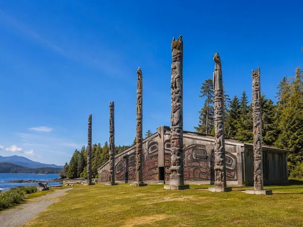 Haida Gwaii begint bij de palen van Ḵay Llnagaay