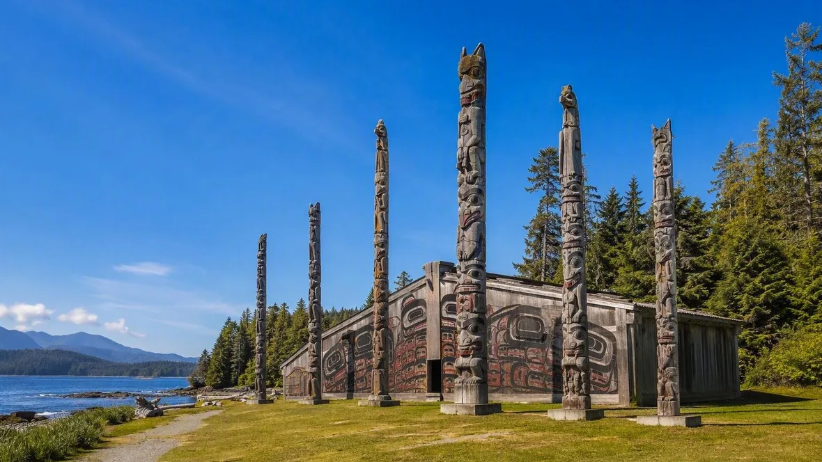 Haida Gwaii begint bij de palen van Ḵay Llnagaay