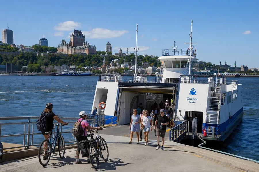 Passagiers en fietsers verlaten de veerboot bij Quai Paquet in Lévis.