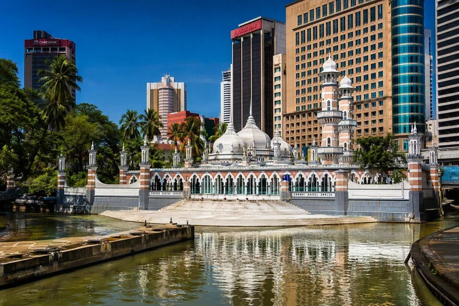 Masjid Jamek staat bij de samenvloeiing van de Klang en de Gombak in Kuala Lumpur.