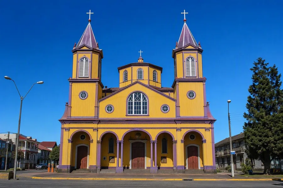 De geel-paarse gevel van San Francisco staat aan de Plaza de Armas in Castro.