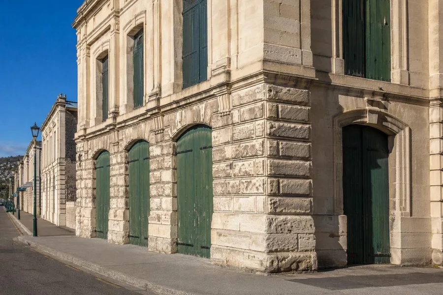 Hoge laaddeuren omlijsten het voormalige Loan and Mercantile-pakhuis aan Harbour en Wansbeck Streets.