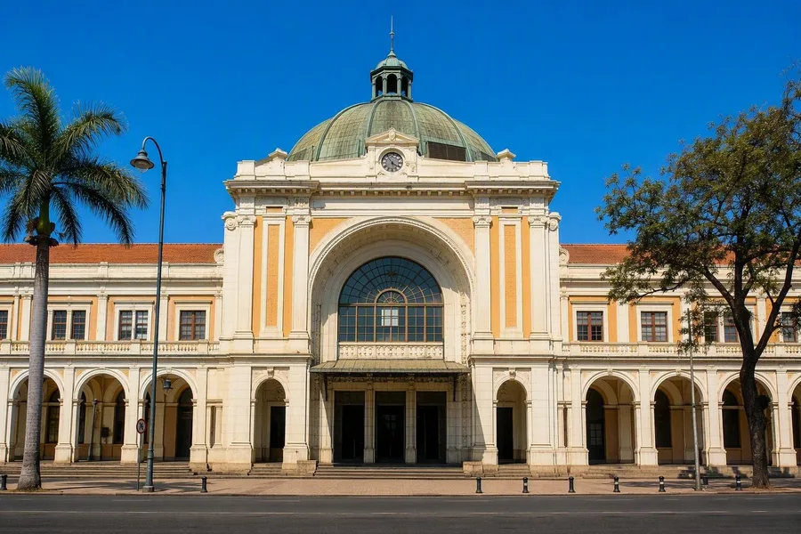 De koperen koepel van Estação Central de Maputo rijst boven de arcaden aan Praça dos Trabalhadores.