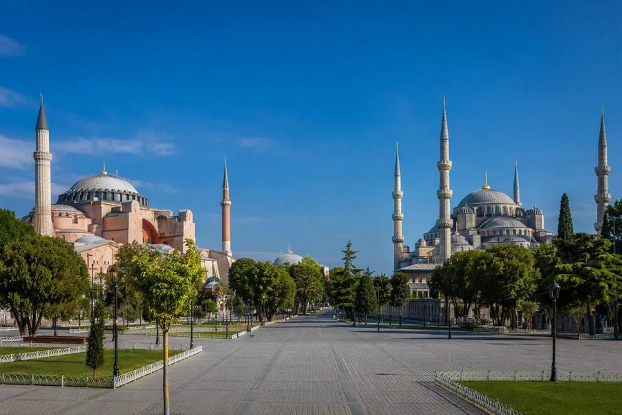 De Hagia Sophia en de Blauwe Moskee staan bij het voormalige Hippodroom in Sultanahmet, Istanbul.