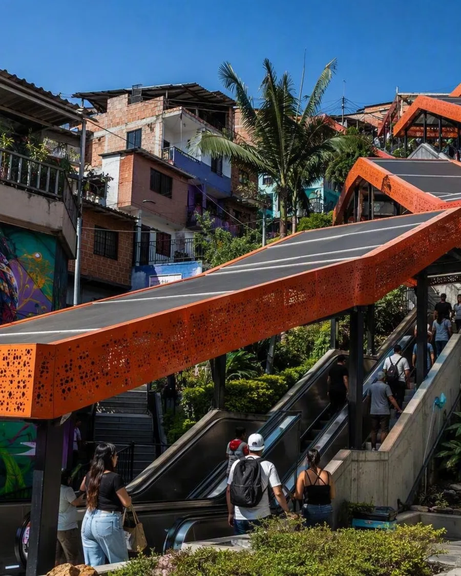 Zes roltrappen tegen de helling van Comuna 13