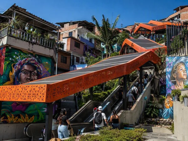 Zes roltrappen tegen de helling van Comuna 13