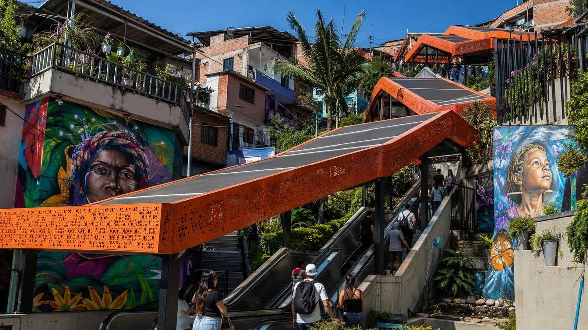 Zes roltrappen tegen de helling van Comuna 13