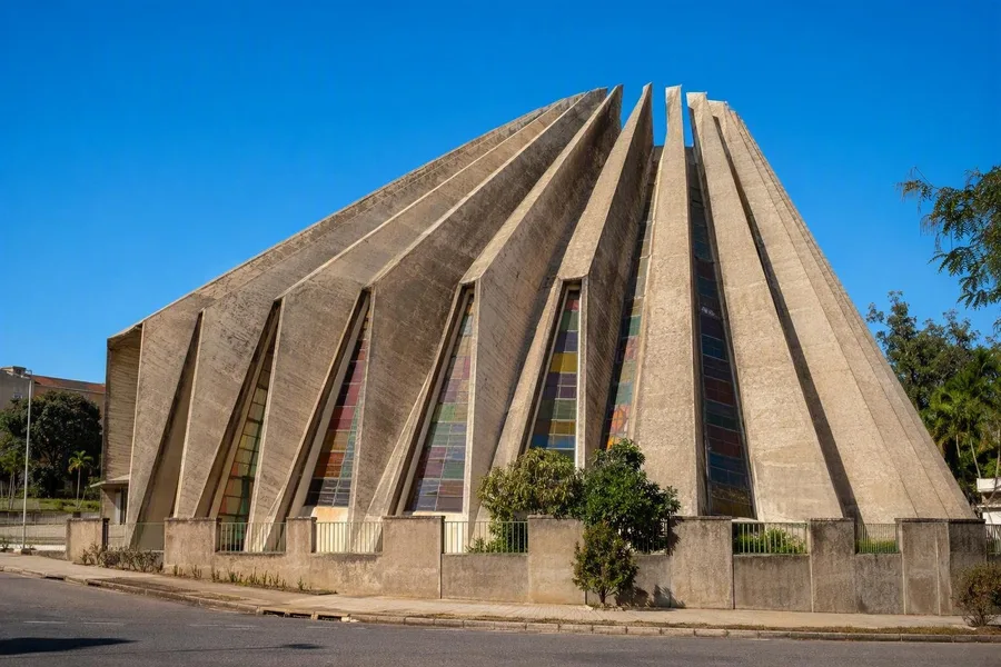 Steile betonvouwen en gekleurd glas vormen de Igreja de Santo António da Polana aan Avenida Armando Tivane.