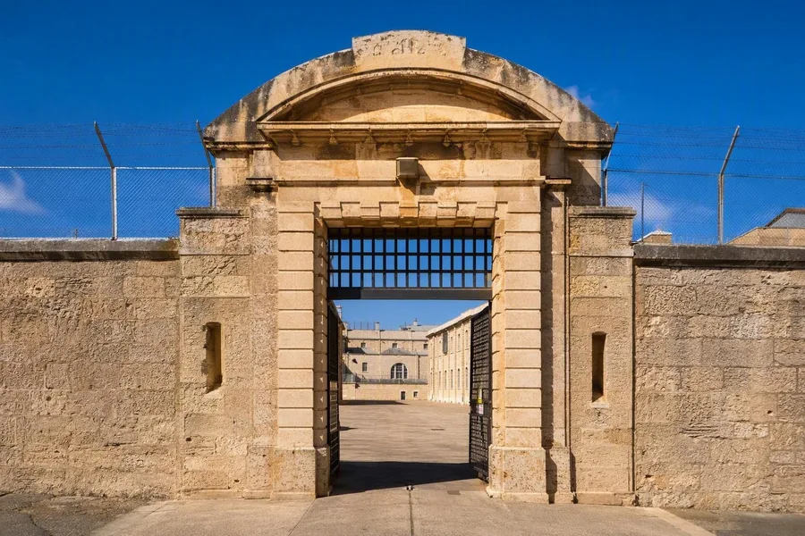 Het kalkstenen poortgebouw en de ommuring van Fremantle Prison staan aan The Terrace.