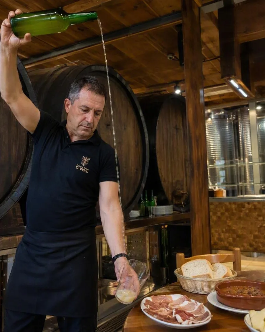 Hoog uit de fles: aan tafel in de ciderhuizen van Oviedo