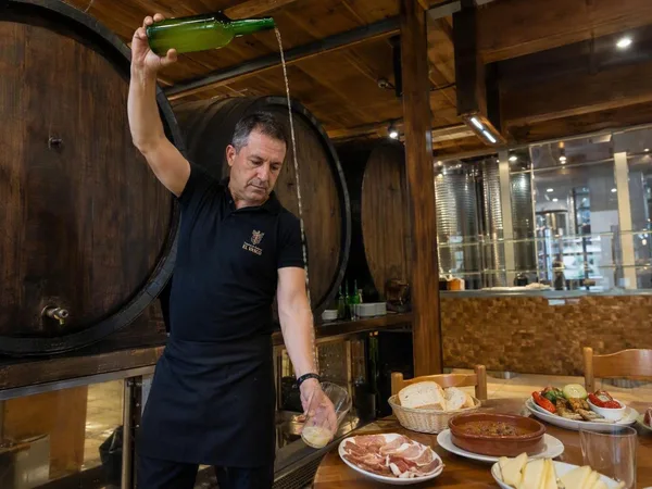 Hoog uit de fles: aan tafel in de ciderhuizen van Oviedo