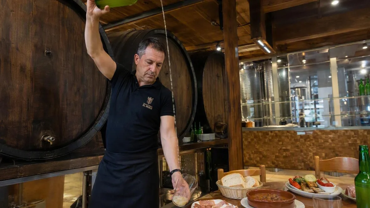 Hoog uit de fles: aan tafel in de ciderhuizen van Oviedo