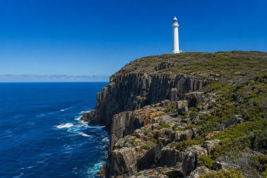 De vuurtoren van Cape Bruny staat boven donkere dolerietkliffen aan de zuidrand van Bruny Island.