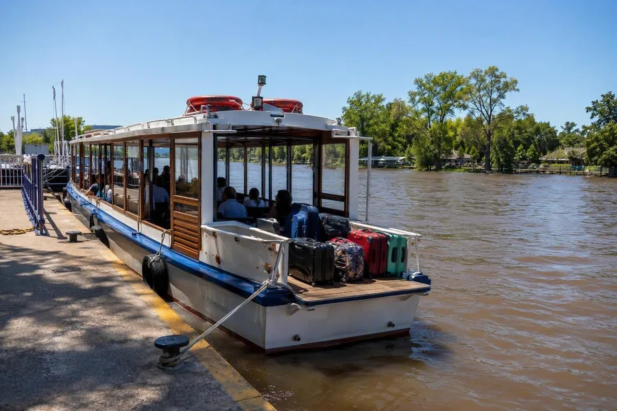 Een openbare lancha wacht bij Terminal Fluvial in Tigre op vertrek naar de Paraná-eilanden.