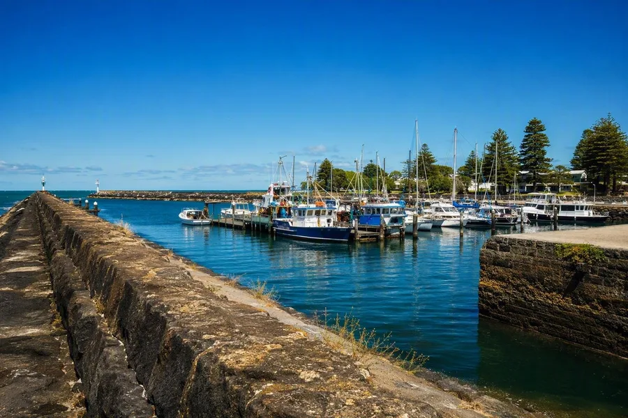 Vissersboten en pleziervaartuigen delen ligplaatsen bij de monding van de Moyne River in Port Fairy.