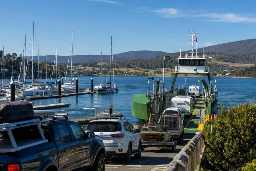 Auto’s en vracht rijden de veerboot naar Bruny Island op bij Ferry Road in Kettering.