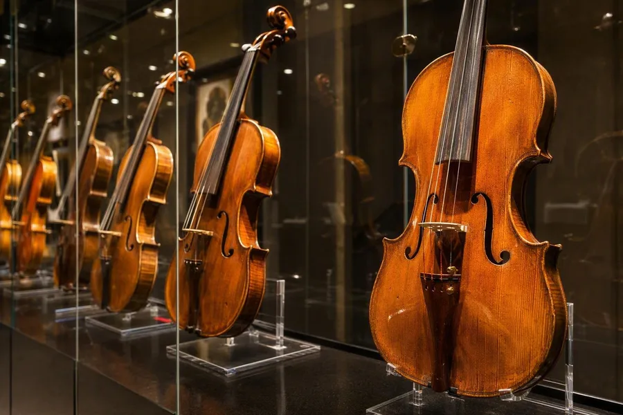 Historische Cremonese violen staan opgesteld in het Museo del Violino aan Piazza Marconi.