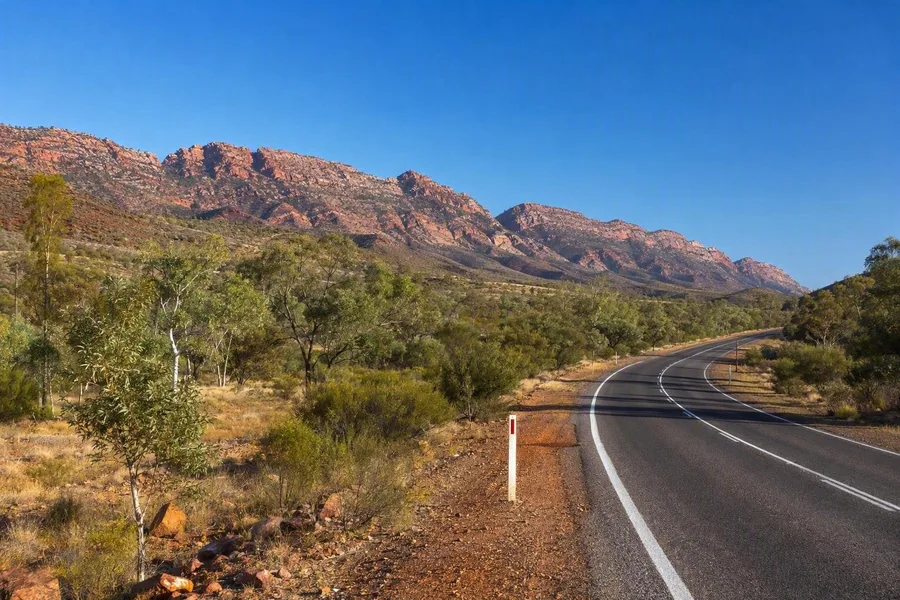Larapinta Drive loopt westwaarts vanuit Alice Springs langs de lange ruggen van Tjoritja.